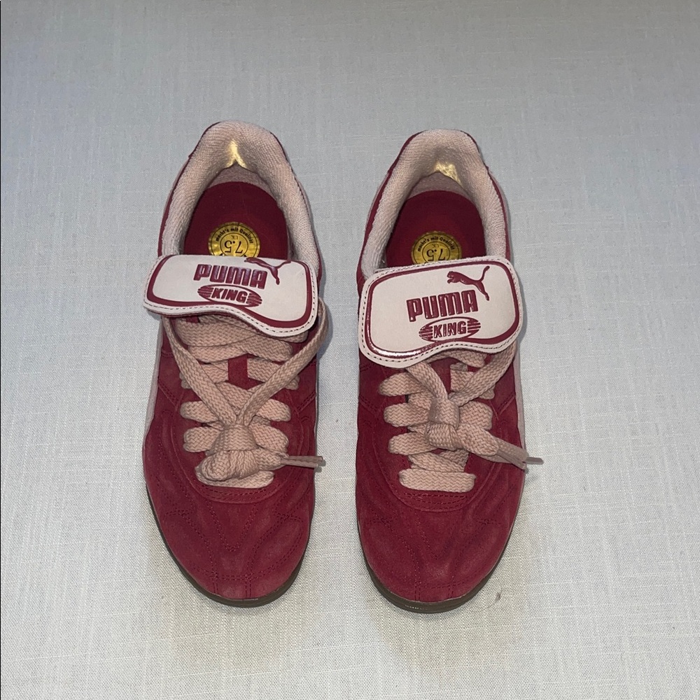 PUMA
King Indoor The Never Worn V Soccer
Sneaker in Dark Crimson - Rose Quartz